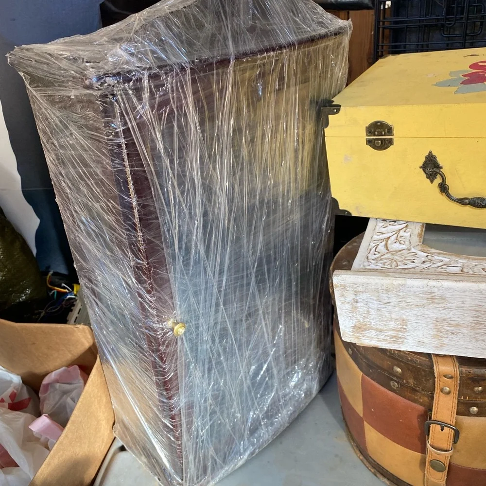 Display case - Picture 2 of 6